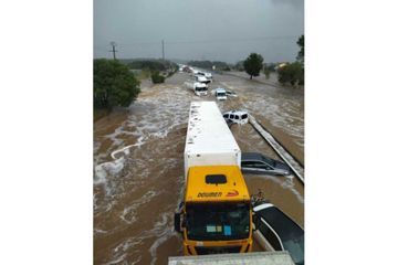 Pluies torrentielles dans le Gard: inondations sur l'autoroute, des personnes piégées
