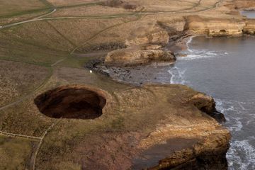 Près des falaises de Whitburn, un gouffre de 12 mètres inquiète