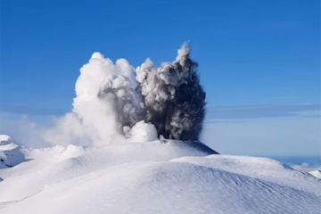 Recouvert de neige, le volcan Ebeko entre en éruption