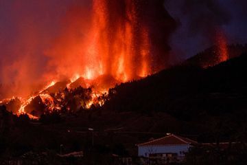 Sur l'île de Palma, le volcan Cumbre Vieja se déchaîne après 50 ans de sommeil
