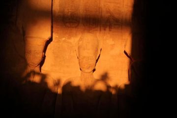 Tout à coup, le visage du pharaon Ramsès II s'illumine