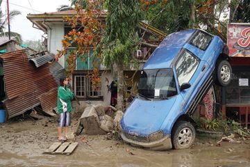 Les survivants du typhon Raï survenu aux Philippines appellent à l'aide face à la dévastation. - Typhon aux Philippines : dans l'île dévastée de Bohol, le désespoir des survivants