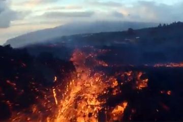 Un drone filme les coulées de lave du volcan Cumbre Vieja à La Palma