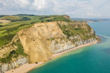 Un énorme pan de falaise s'effondre sur une plage au Royaume-Uni