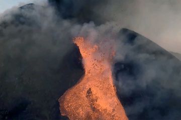 Un pilote de drone filme les fontaines de lave du volcan de La Palma