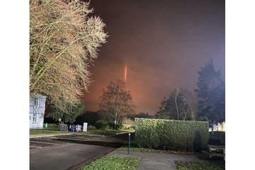 Une étrange lumière orange photographiée dans le ciel en Normandie