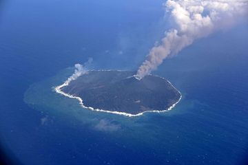 Une île apparaît après une éruption volcanique sous-marine au Japon