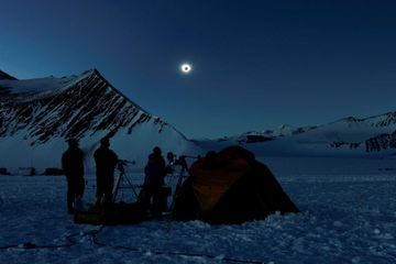 Une magnifique éclipse solaire plonge l'Antarctique dans l'obscurité