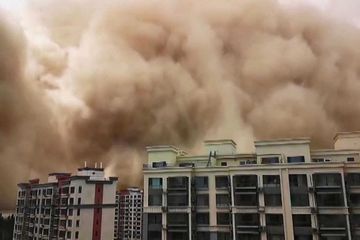Une tempête de sable frappe la ville de Dunhuang