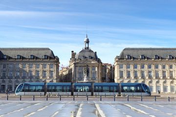 Accident voiture-tramway à Bordeaux : deux blessées dépouillées en marge des secours