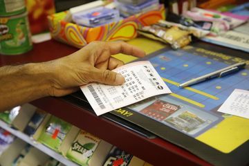 Aidé par la mafia, un avocat escroc vole les millions de dollars de gagnants de la loterie