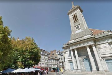 Besançon : une voiture percute une terrasse de bar, pas de blessé