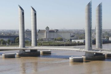 Bordeaux : 10 blessés dans la collision d'un bateau contre un pont