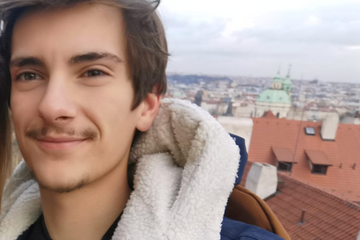 Clément, injustement poignardé lors d'un voyage à Budapest avec sa petite amie