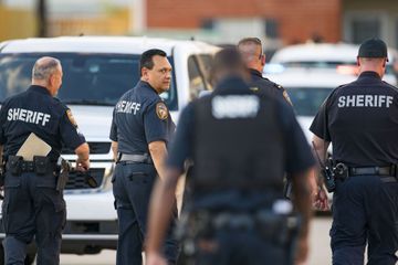 Découverte macabre dans une maison de l'horreur au Texas, la mère et son compagnon arrêtés