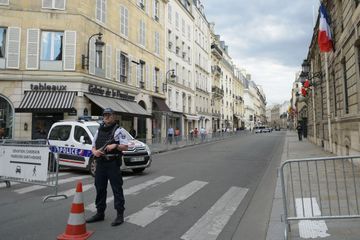 Il se présente en sang devant des policiers près de l'Elysée et s'accuse du meurtre de sa mère