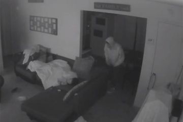 L'angoissante vidéo d'un intrus qui regarde une ado dormir chez elle