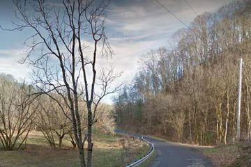 Le cadavre d'une femme découvert le long d'une route... sur un canapé