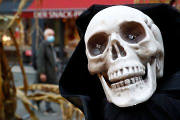 Le crâne décoratif installé sur une cheminée appartenait... à un homme mort