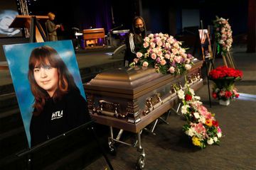 Les larmes aux obsèques de la jeune Valentina, tuée par une balle perdue de la police