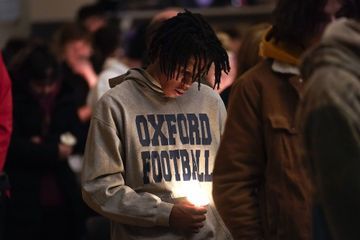 Les larmes et le choc après la tuerie du lycée d'Oxford, dans le Michigan