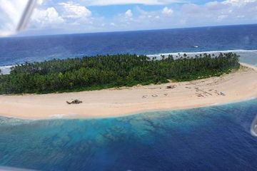 Perdus sur une île déserte, ils écrivent SOS dans le sable pour appeler les secours