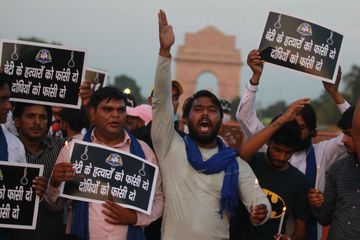 Quatre hommes inculpés pour le viol et le meurtre d'une fillette en Inde