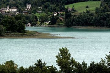 Savoie : Un père et son fils ont pillé 3 000 pièces d'un trésor archéologique dans un lac