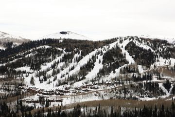 Un ado gelé survit seul 30 heures dans la montagne