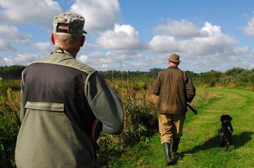 Un chasseur tire dans la tête d'un autre chasseur