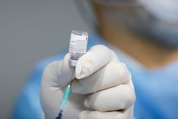 Un escroc injecte un faux vaccin contre le covid-19 à une femme de 92 ans an Angleterre