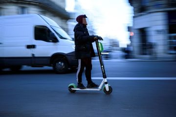 Un homme se tue en chutant de sa trottinette près de Paris