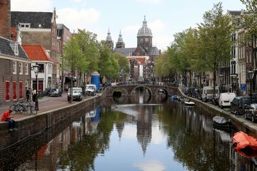 Un mort dans une série d'attaques au couteau à Amsterdam