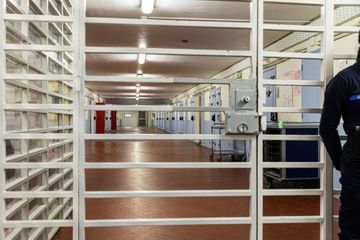 Un parrain de la mafia sicilienne sectionne et avale le doigt d'un gardien
