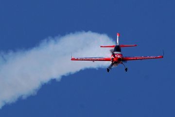 Un pilote de voltige se pose dans un champ après une panne moteur