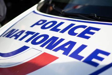 Un policier tue par balles à Paris un homme qui l'avait agressé à l'arme blanche