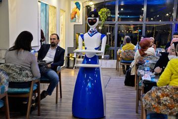 A Mossoul, des clients sont servis par des robots