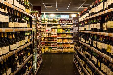 À Pau, un homme s'enferme toute la nuit dans un hypermarché pour boire de l'alcool