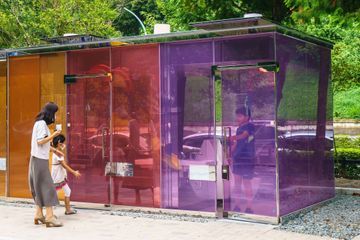 A Tokyo, des toilettes transparentes poussent dans les parcs