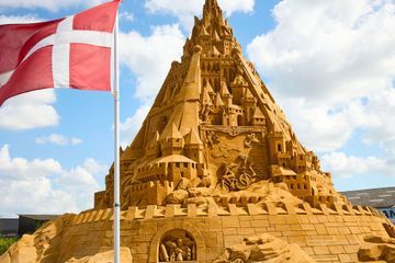 Au Danemark, les images surprenantes du plus grand château de sable du monde