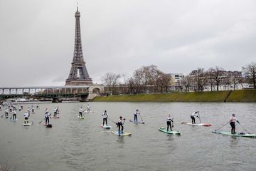 Course de paddle sur la Seine au petit matin