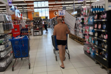 Dans un supermarché, un homme en slip proteste contre la fermeture des rayons 