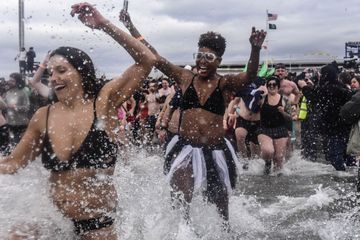 Des New-yorkais se jettent dans l'Atlantique glacée pour fêter 2020