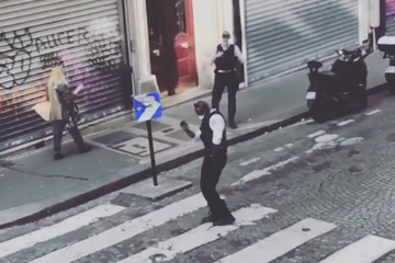 Des Parisiens confinés font danser un policier dans la rue