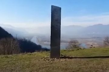 Double mystère : Un second monolithe apparaît en Roumanie