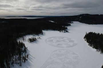 Kim Asmussen, l'artiste qui dessine des fresques géantes dans la neige au Canada