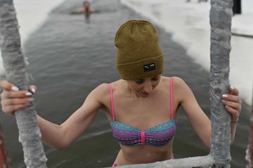 La saison de la natation dans les lacs gelés commence