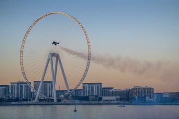Le Français Vince Reffet survole Dubai en jetpack, une première mondiale