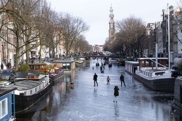 Les Néerlandais font du patin à glace sur les canaux gelés d'Amsterdam