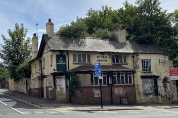Pub à vendre avec son fantôme saoul